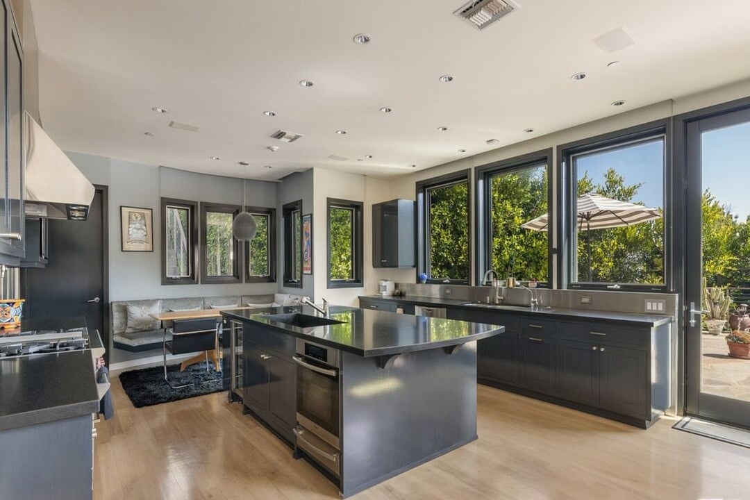 Aria Manor, Sunset Plaza Dr, 90069