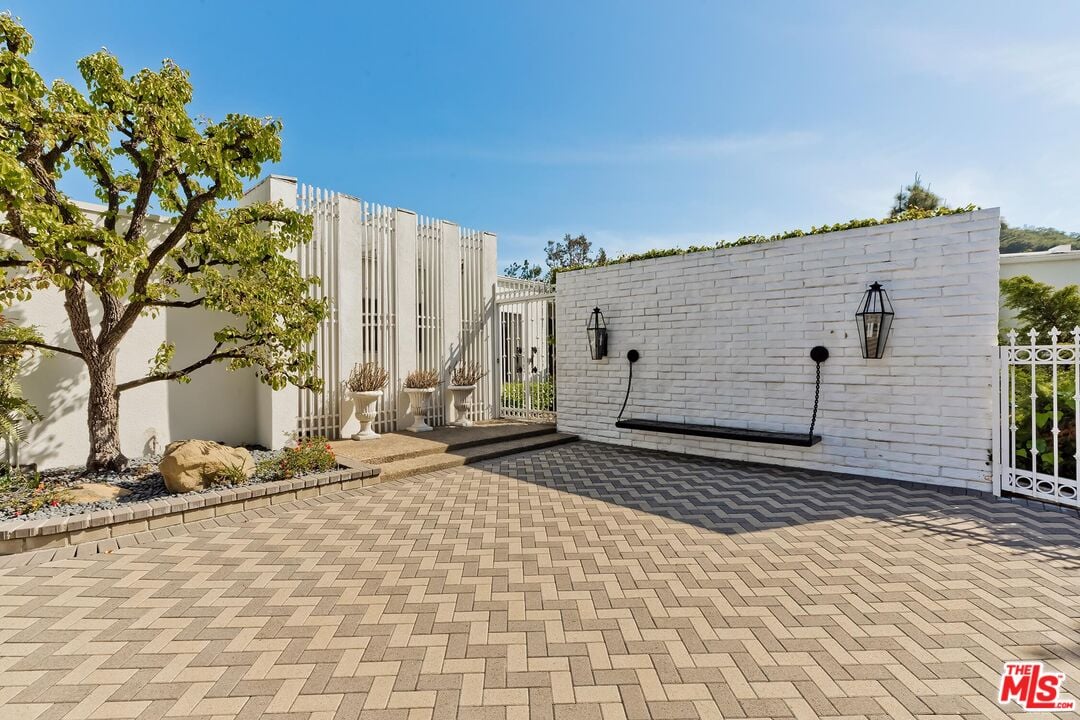 2296 Betty Ln