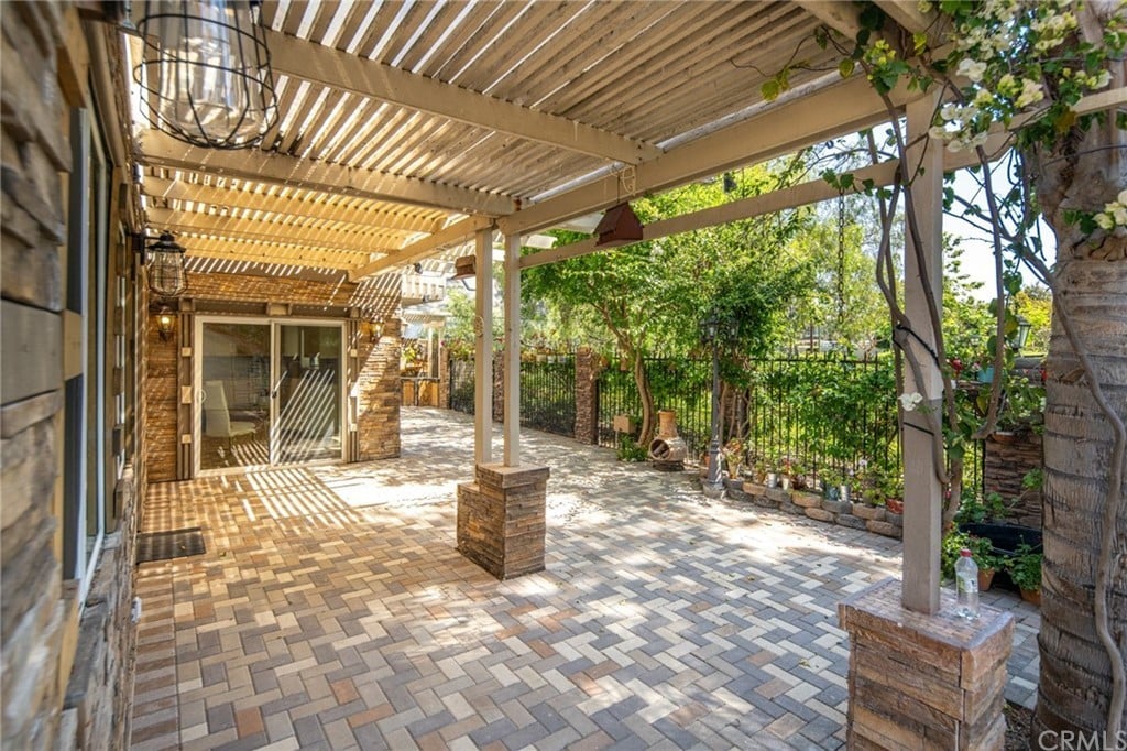 40 Cedar Tree Ln
