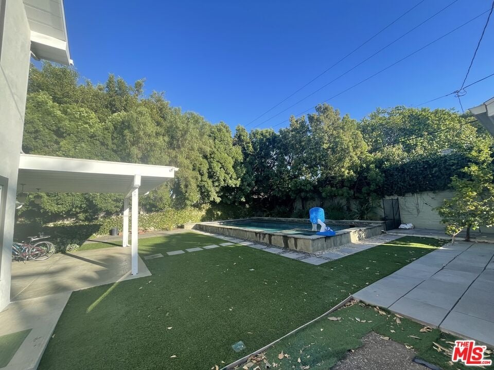 9500 Cresta Dr