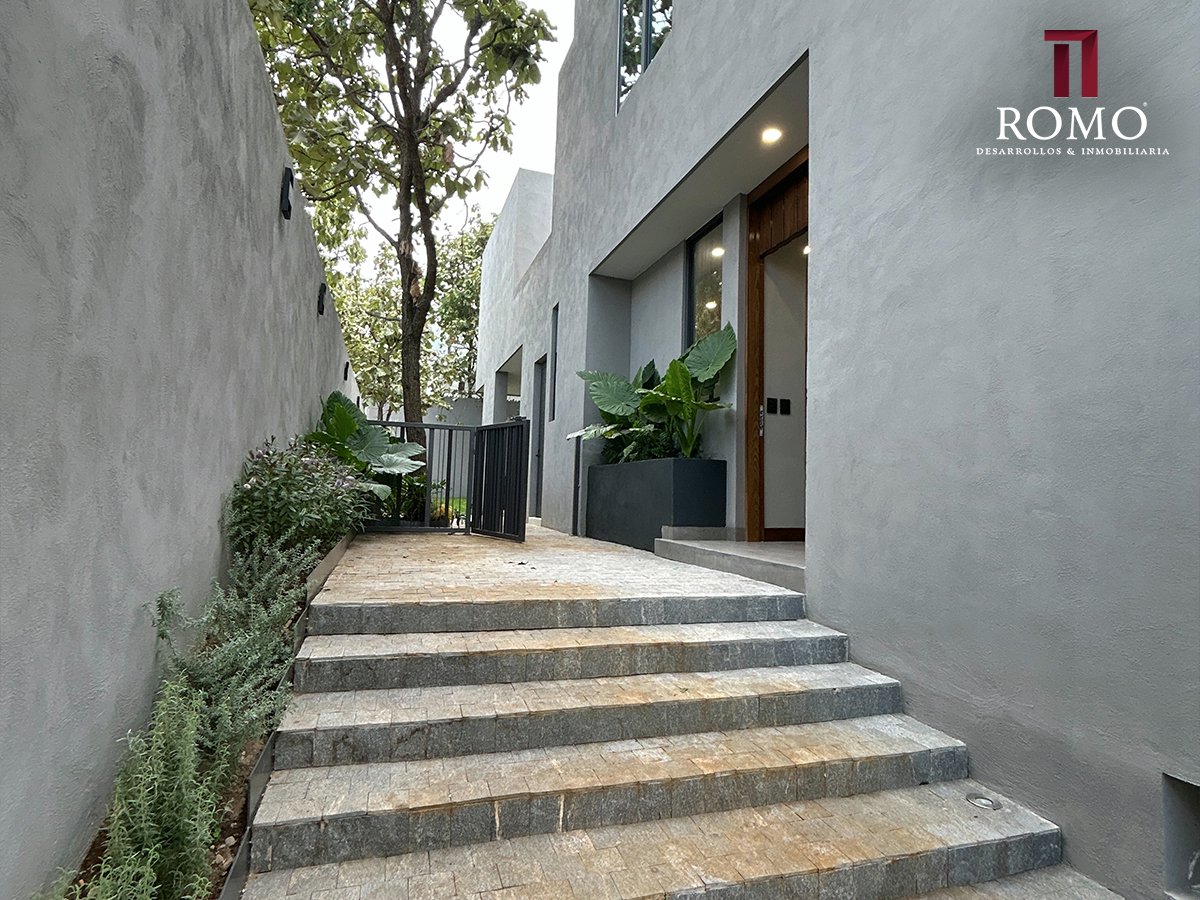 CASA CARRILLO EN VENTA EN BUGAMBILIAS $23'400,000.00 MN