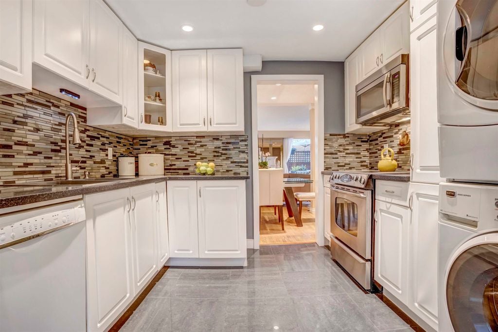 555 W 28th St, #104