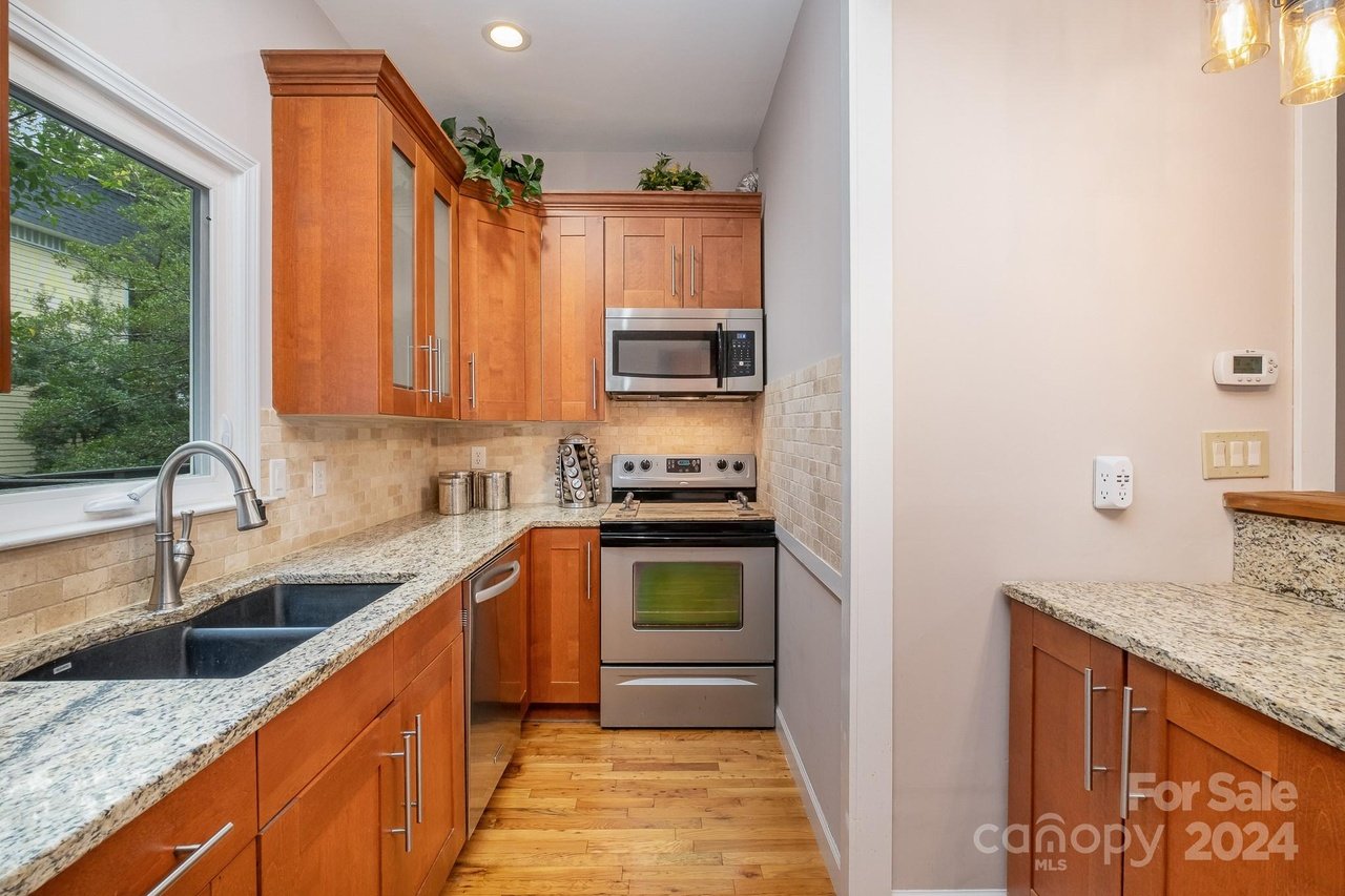 324 W 10th St