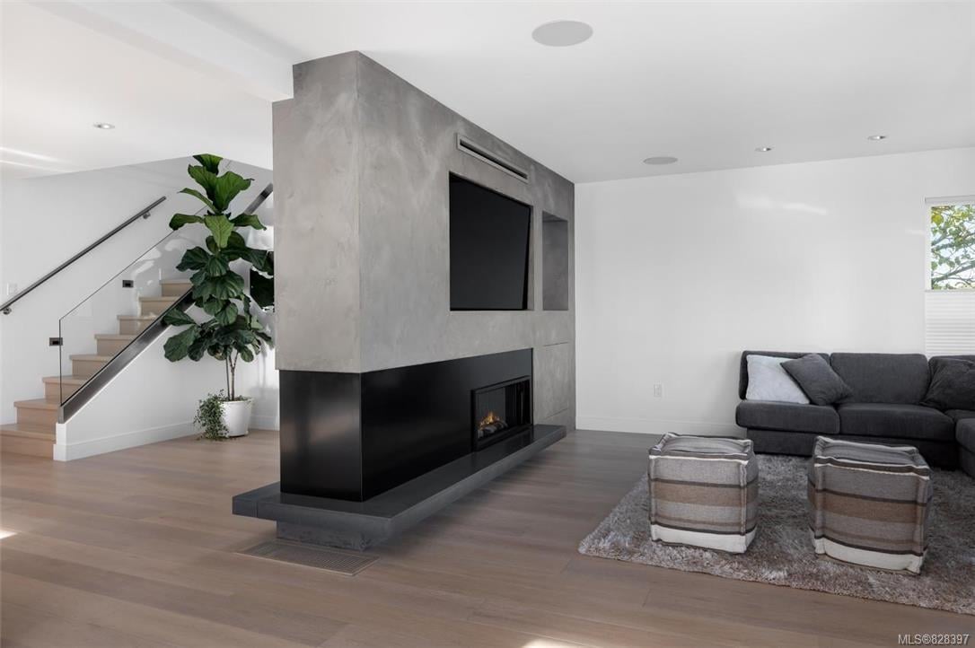 2378 Esplanade