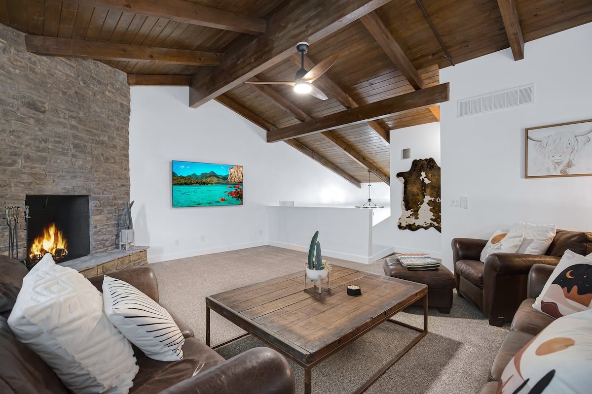 Huge Golf Course Home-Free Heated Pool/Theatre/Gym