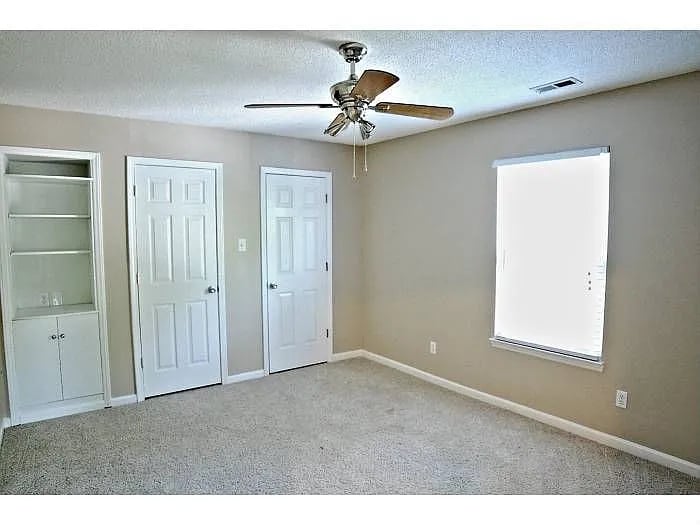 906 Houston Dr