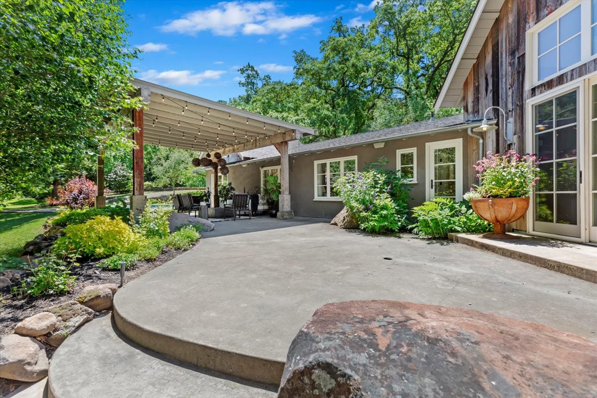 15 Cascade Ln