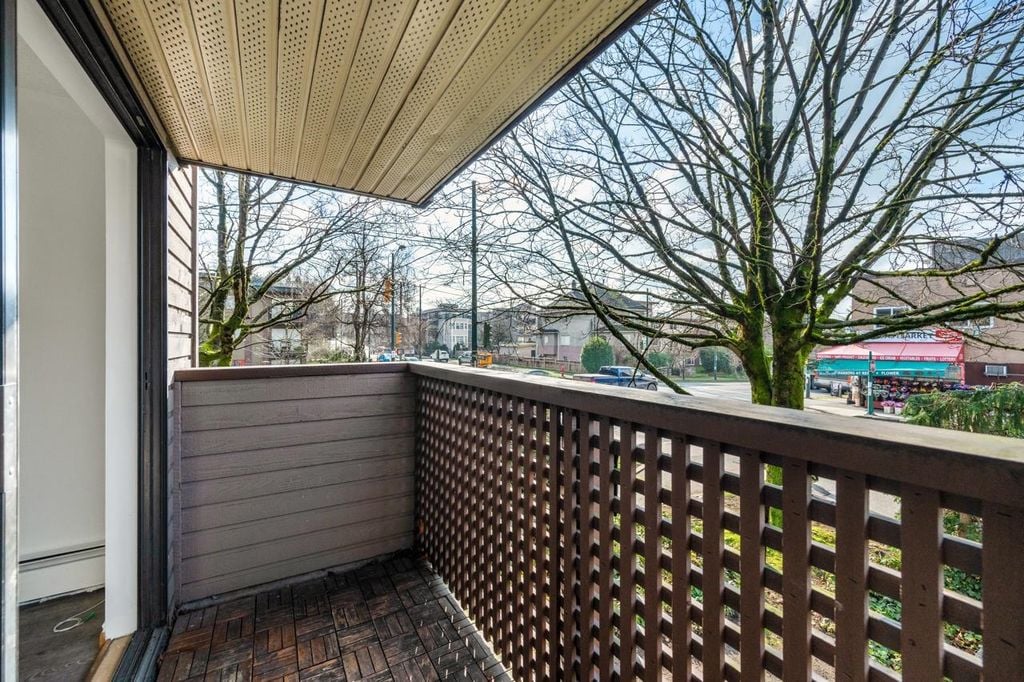 2215 Dundas St, #207