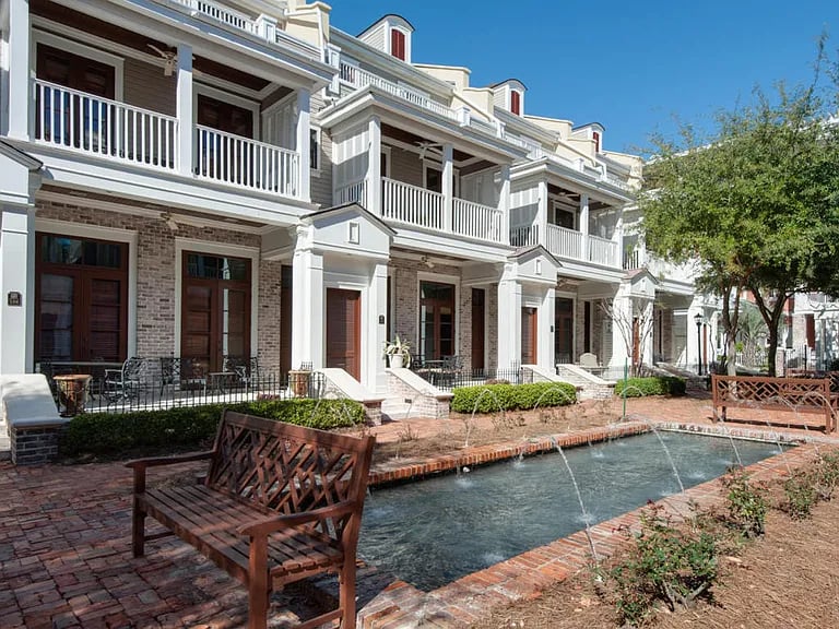 9201 Market St Inn #166