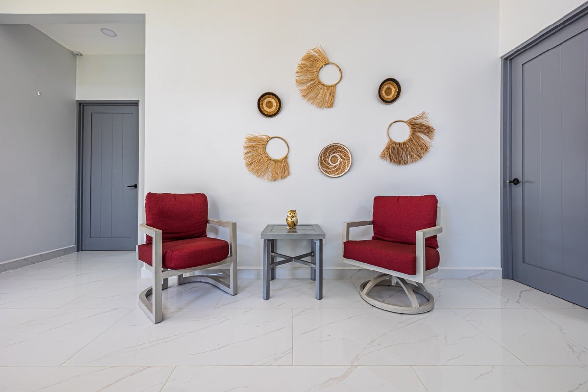 0.12 ACRES – 3 Bedrooms Newly Built Modern Home, With Pool & Privacy, Only 4min to the Beach!!!