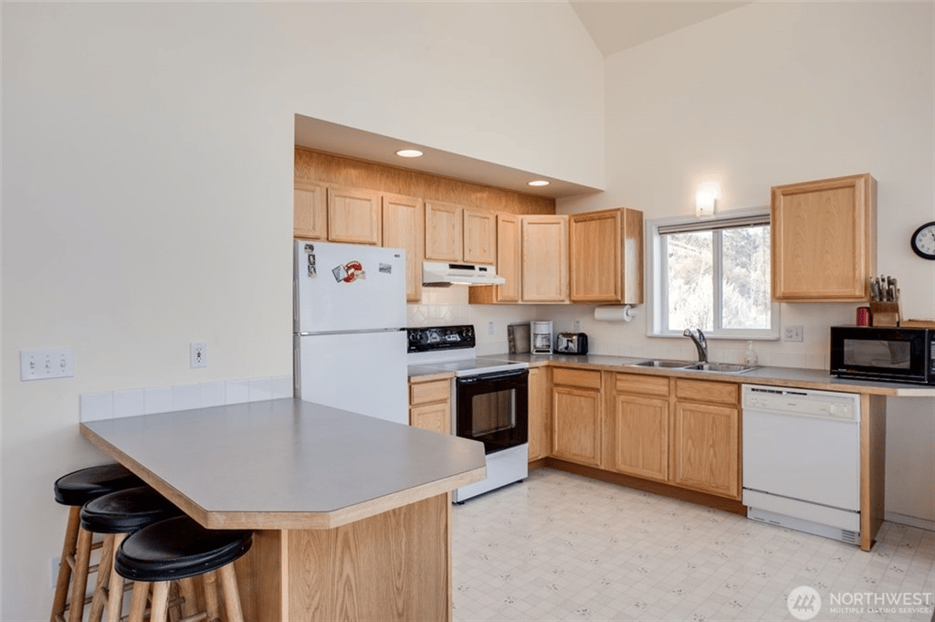 380 Beach Dr