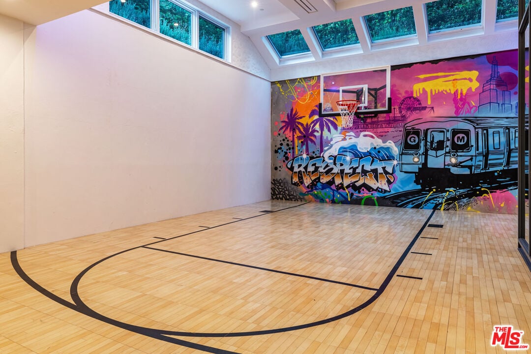 Monarch Reserve, N Norman Pl, 90049