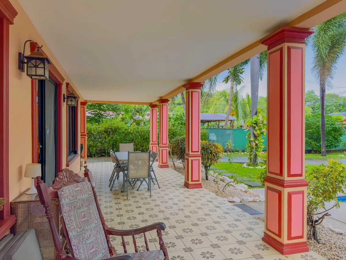 Spacious Living Near Town and Beach