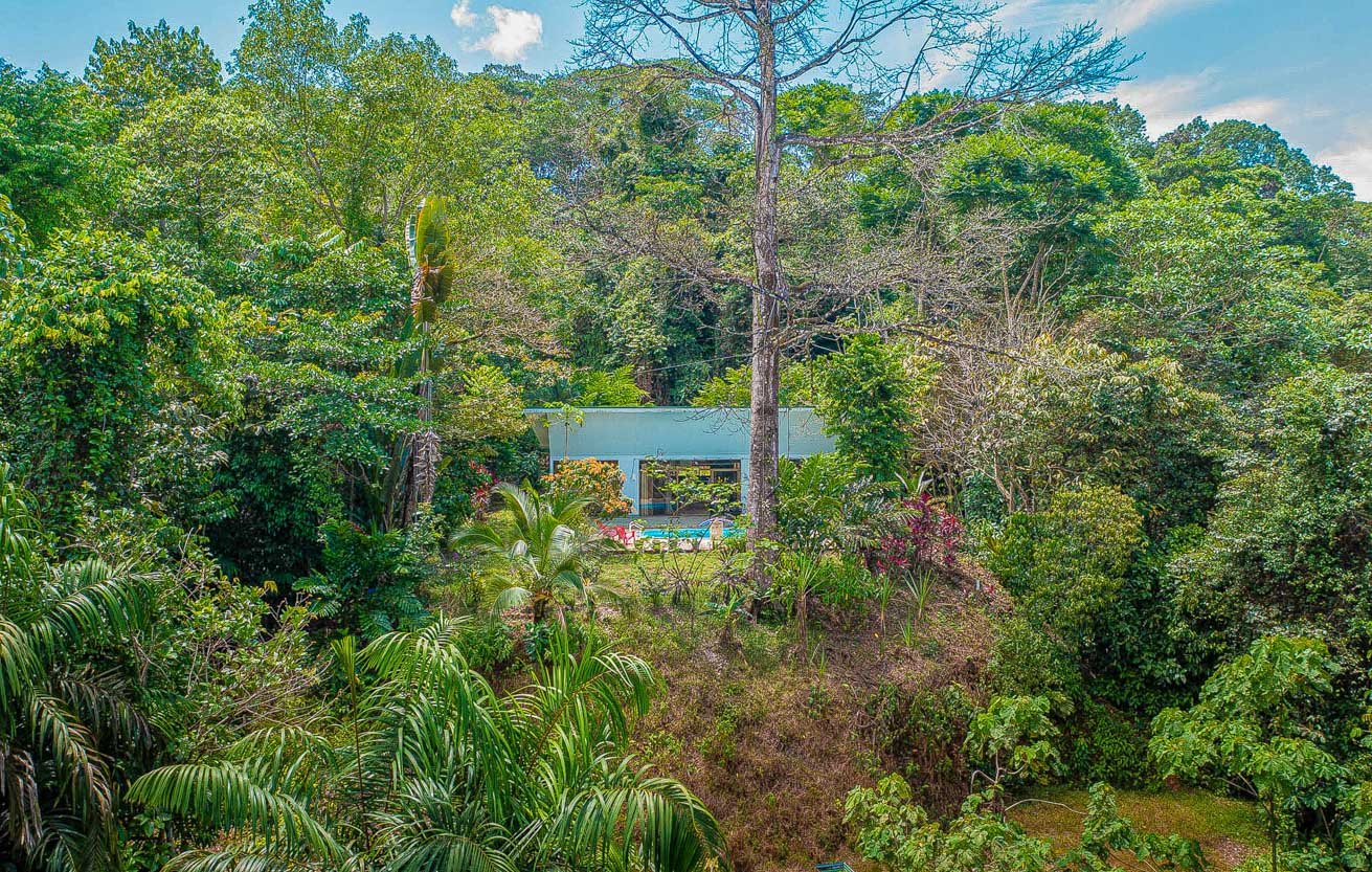 Charming 2-Bedroom Home in Ojochal, right off Finca Marañon, with stunning jungle & mountains views.
