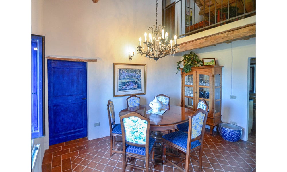 An Enviable Country Retreat With Panoramic Views in Colmurano, Le Marche