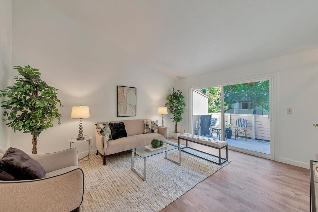 1094 Cedar Gables Dr