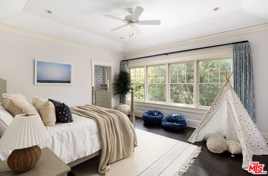 Mandeville Canyon Rd, 90049