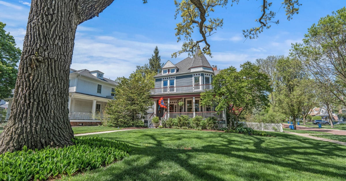 Older home previously listed by The Tully Team in Downers Grove, Illinois.