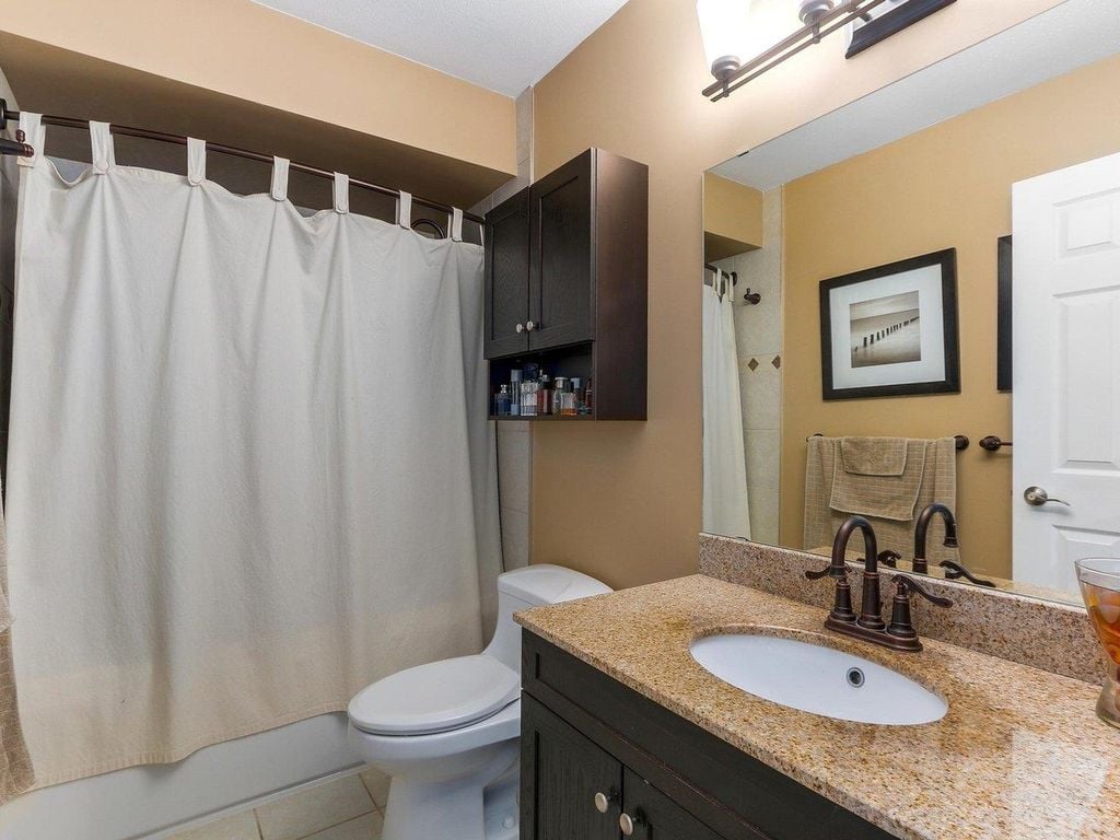 807 Porteau Pl