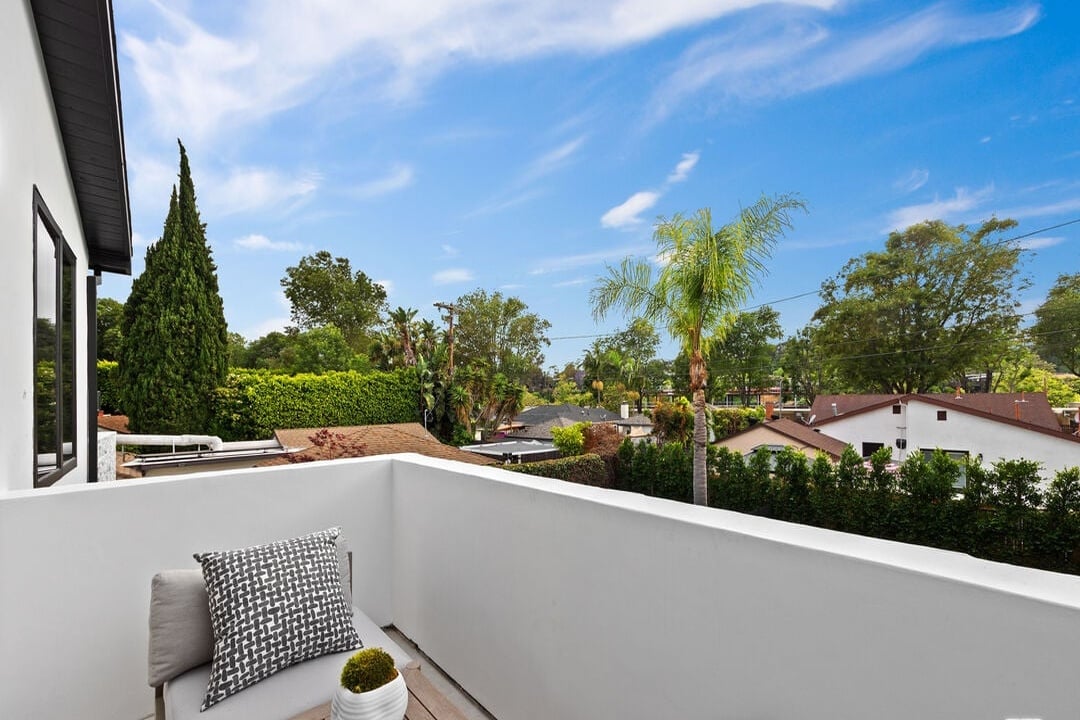 Castle Heights Pl, 90034