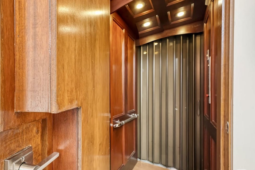 Windmere Manor, Evanview Dr, 90069