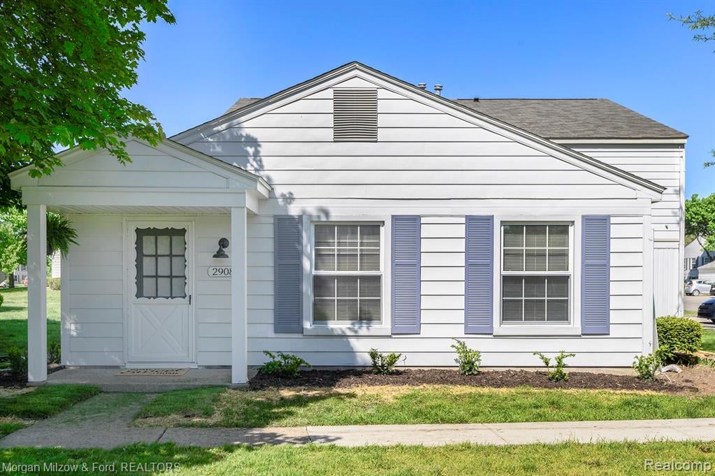 2908 Meadowbrook Court