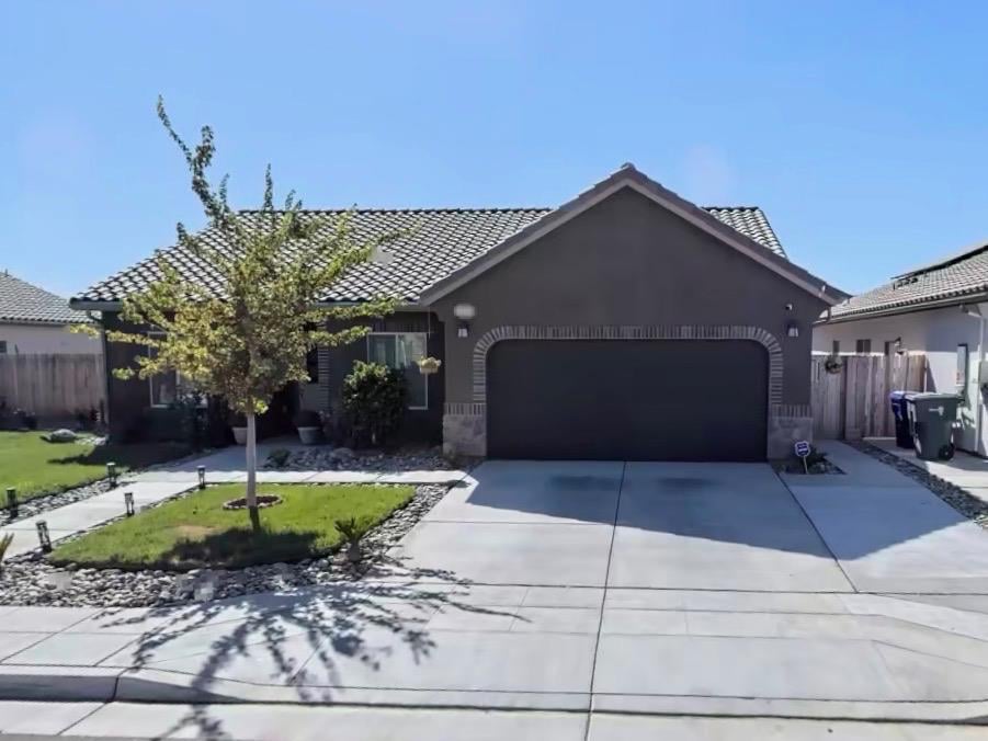 1062 S De Sante Ave