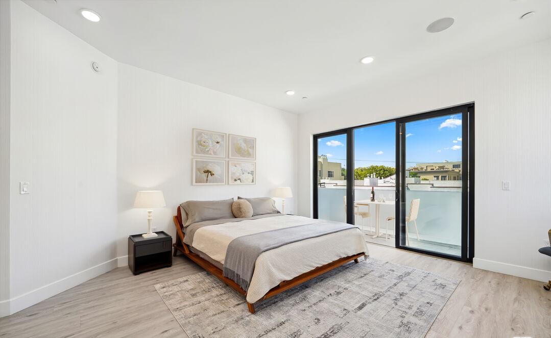 137 N Doheny Dr