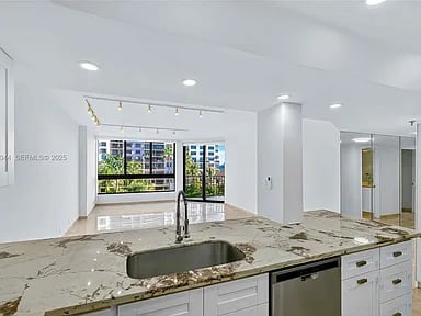 520 Brickell Key Dr #A604