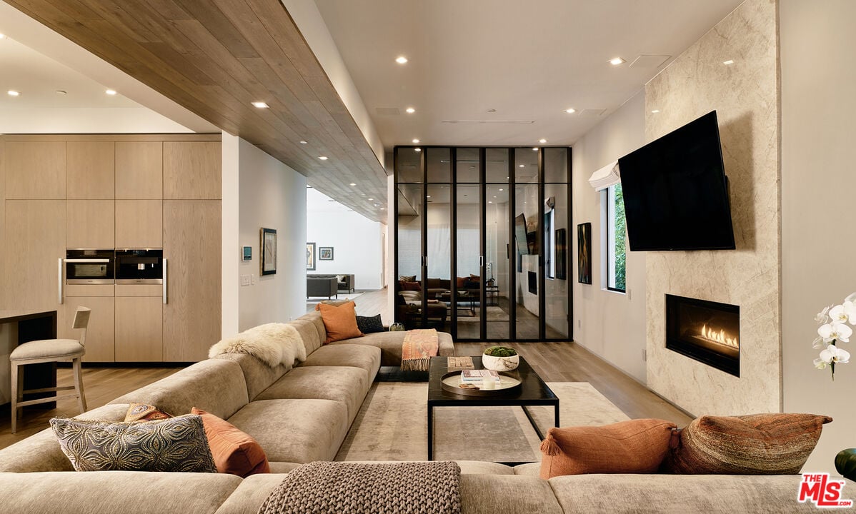 N Bowling Green Way, 90049