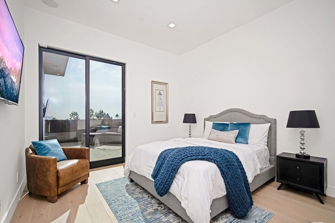 Canyon Lake Dr, 90068