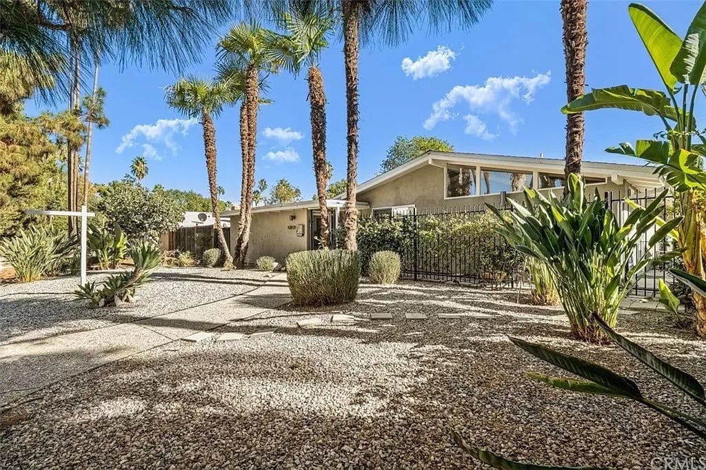 19808 Victory Blvd