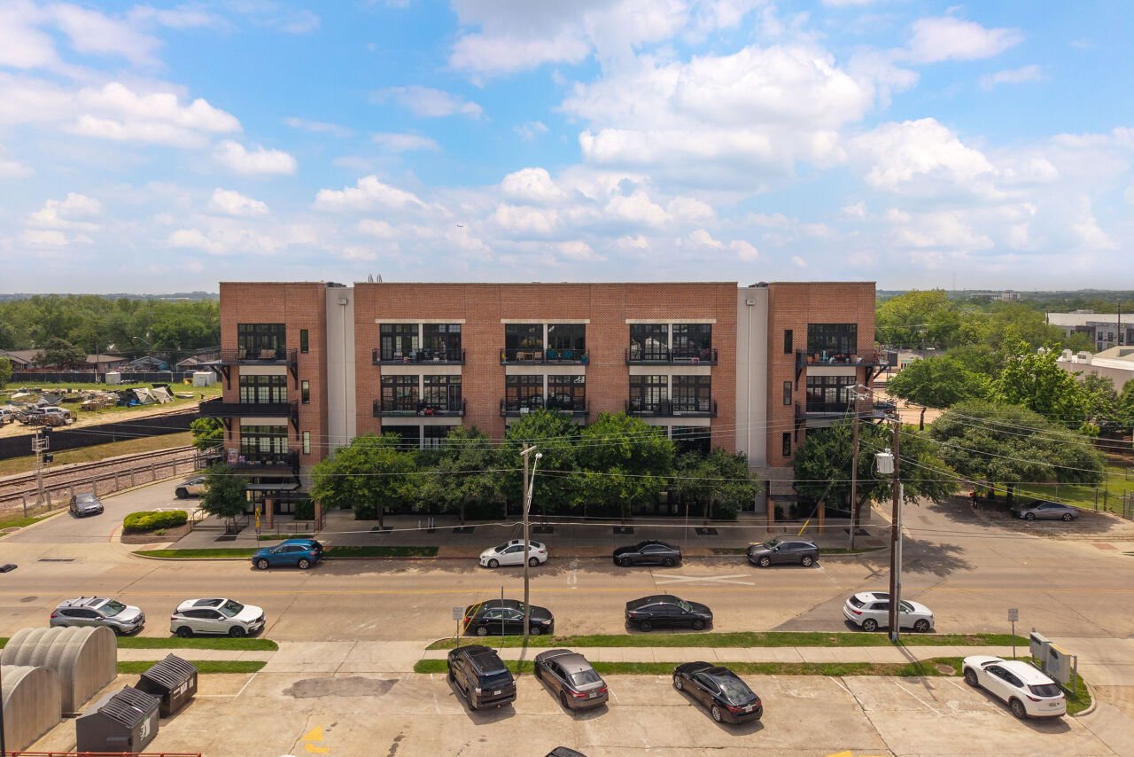 Este Condominium