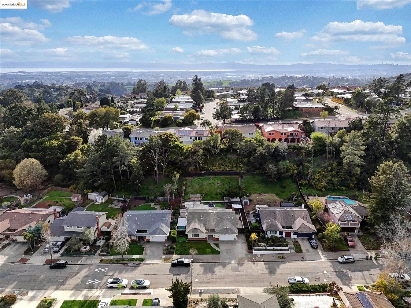 8153 Surrey Ln