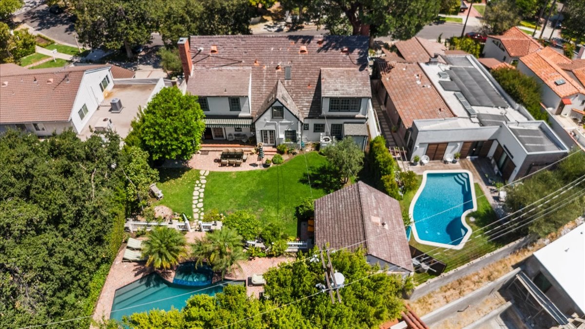 Toluca Lake 5  + 4 Traditional witih Pool & Guest House