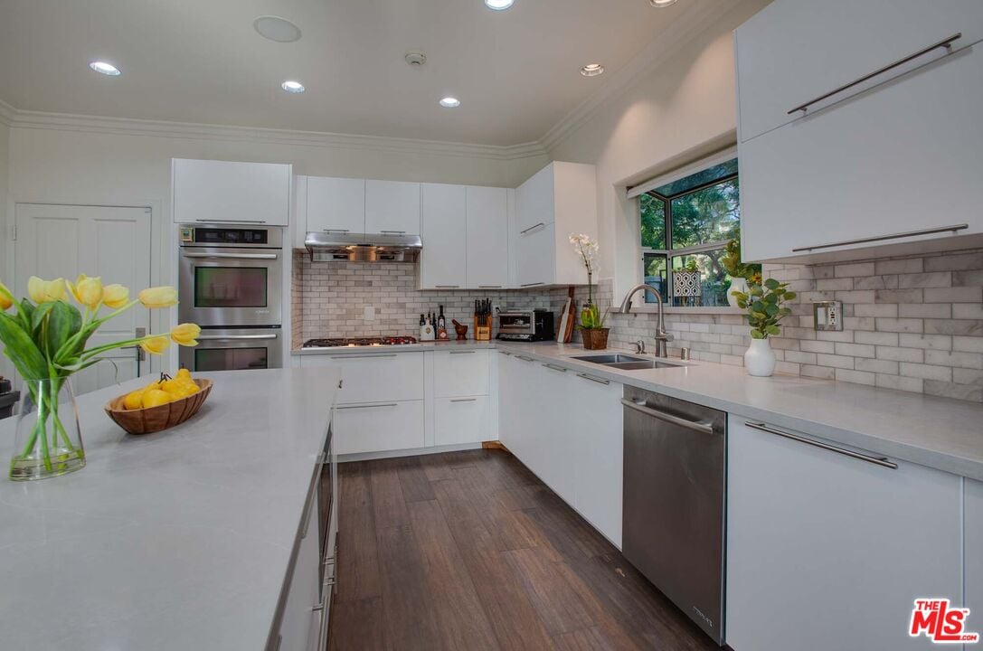 Solaris Manor, N Knoll Dr, 90068