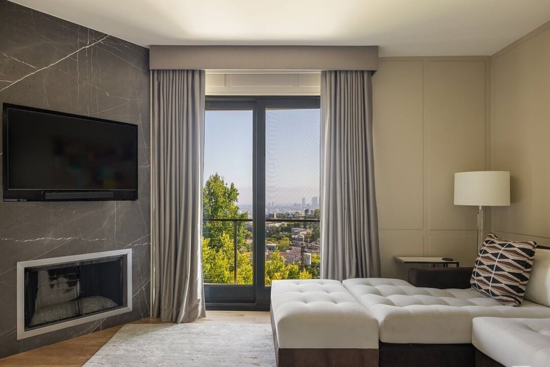 Aria Manor, Sunset Plaza Dr, 90069