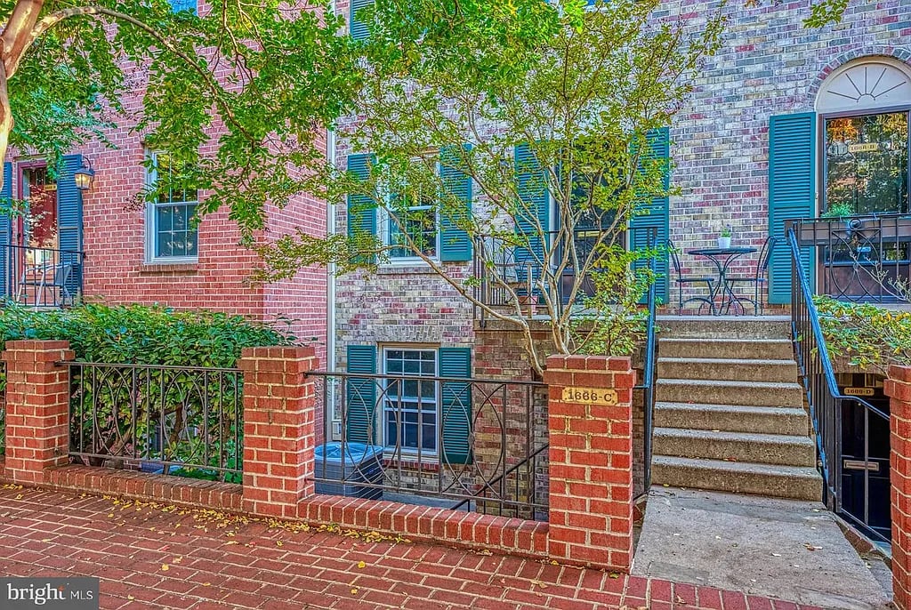 1666 Beekman Pl NW APT C