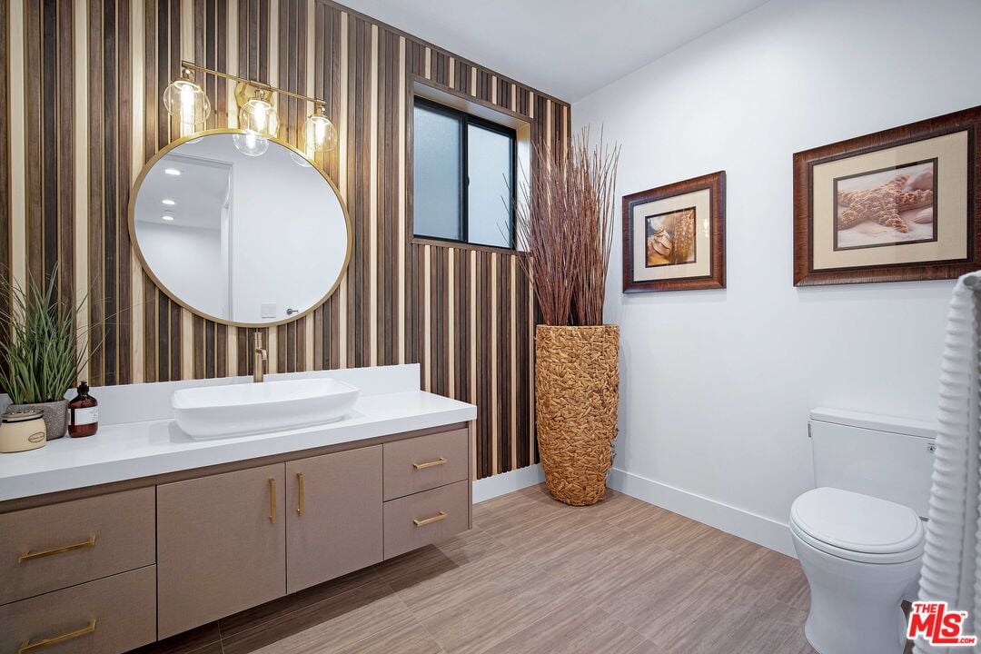 Canyon Lake Dr, 90068