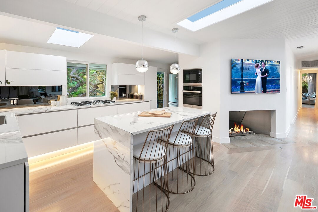 Halo Manor, Braeridge Dr, 90210