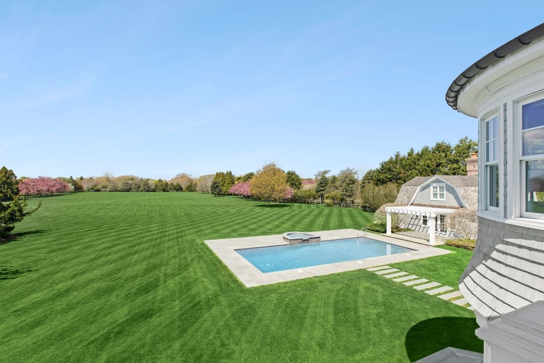 672 Halsey Ln