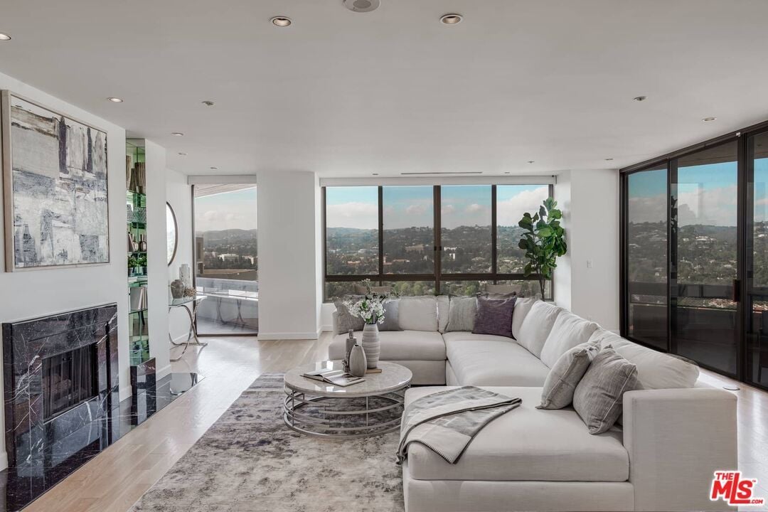 10430 Wilshire Blvd #1903