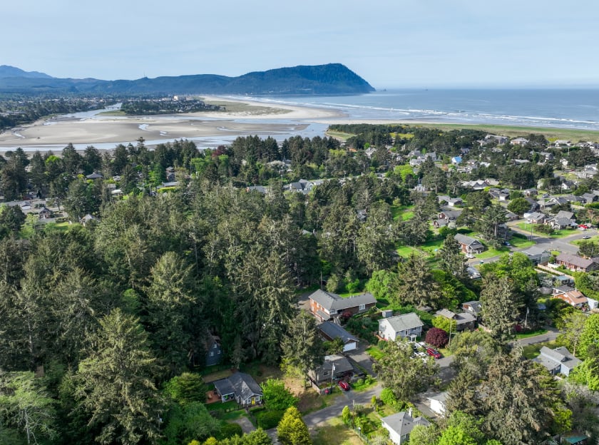 A land on sale at B St, Gearhart on the Oregon Coast with the ocean in the back