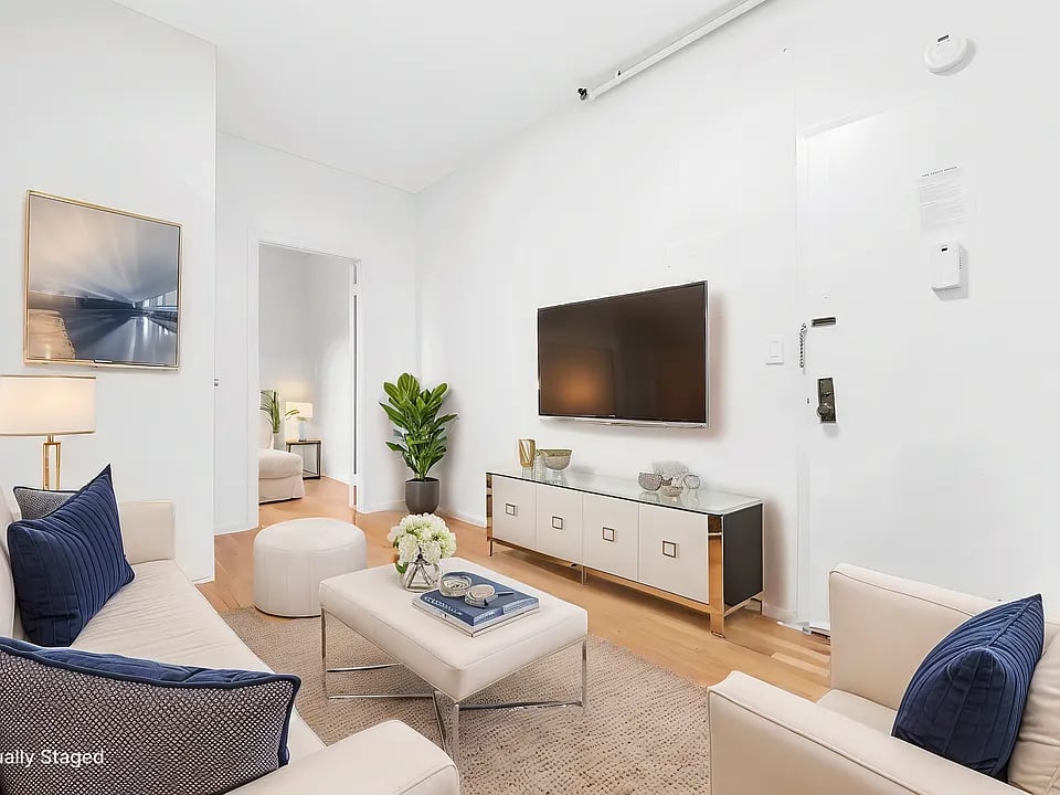 239 W 63rd St Unit: 3C