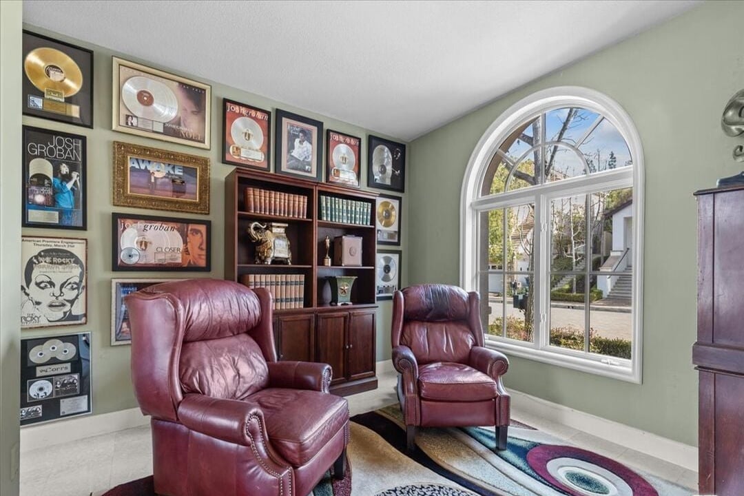 Buckingham Ln, 90077