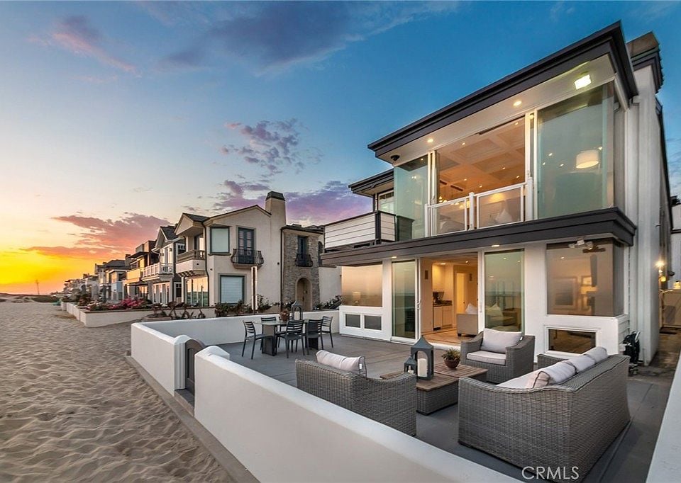 Luxury coastal homes in Newport Beach overlooking the harbor and Pacific Ocean