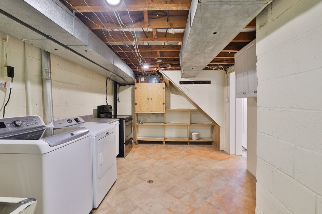 35 Hollyrood Heights Dr