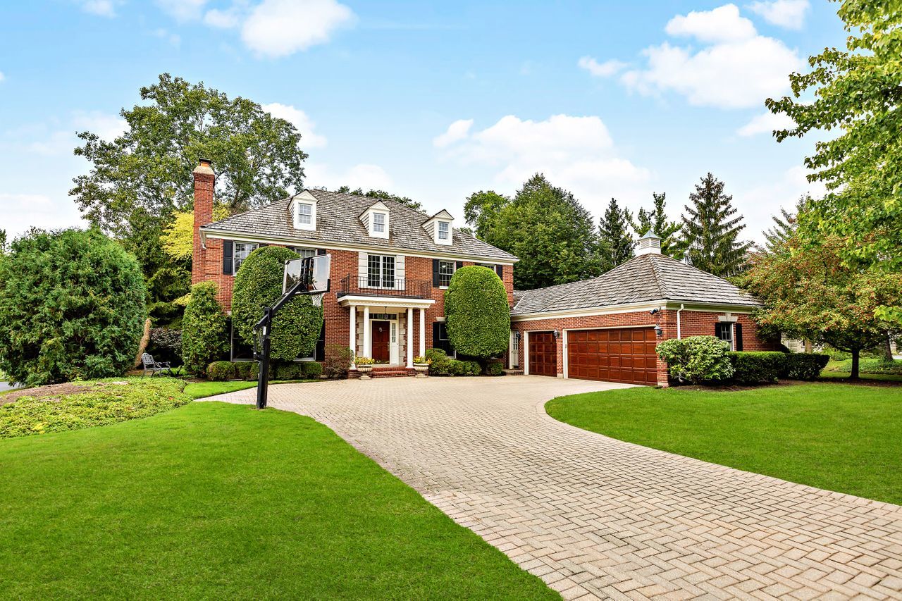 1056 Sir William Ln