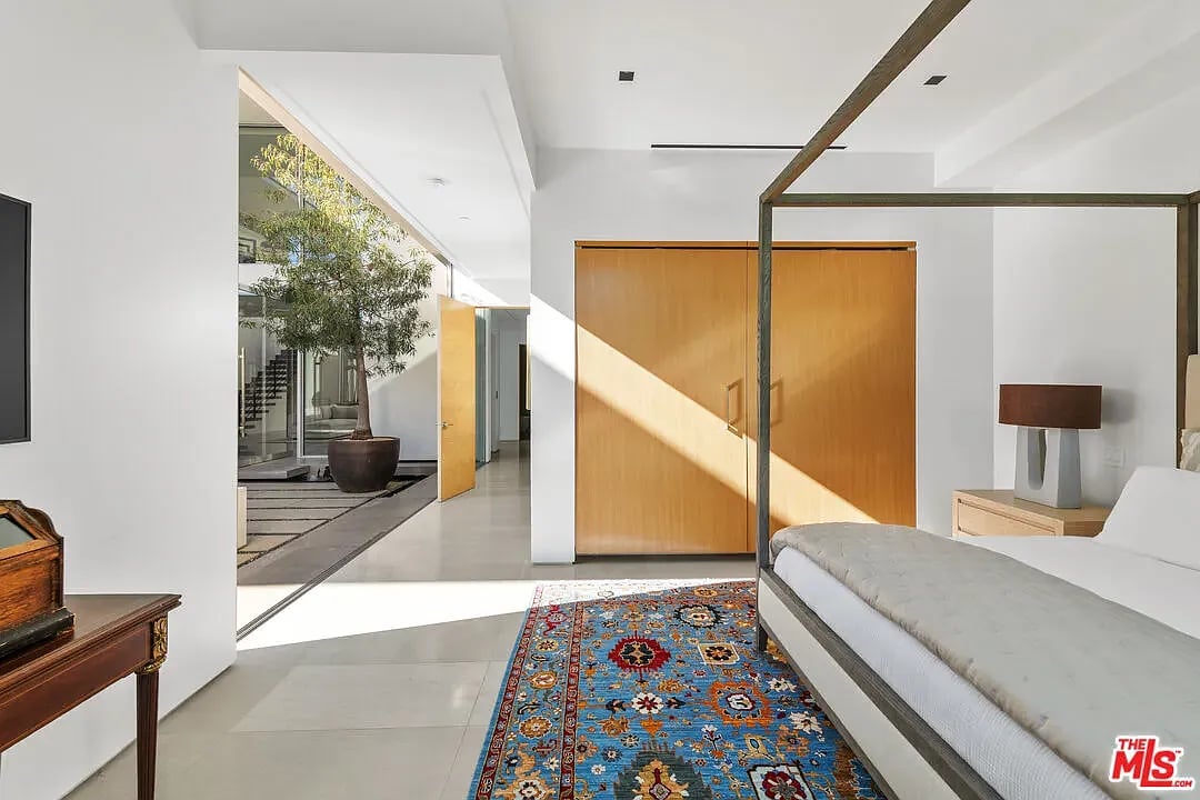 835 San Vicente Blvd