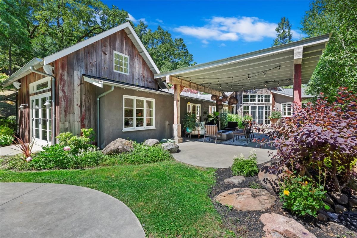 15 Cascade Ln